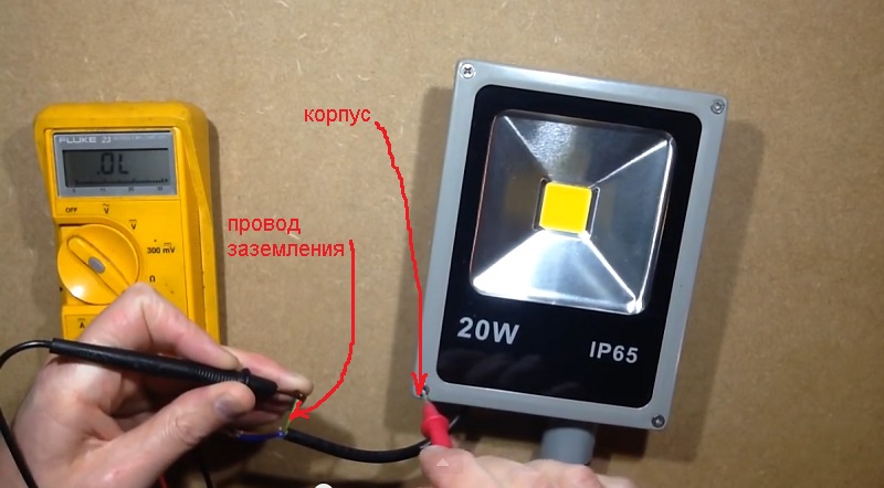 Напряжение светодиодного прожектора. Подключить прожектор светодиодный 220в три провода. Подключить прожектор светодиодный 220в. Подключить светодиодный прожектор 3 провода к 2 проводам. Прожектор светодиодный ip65 провода плюс цвет.